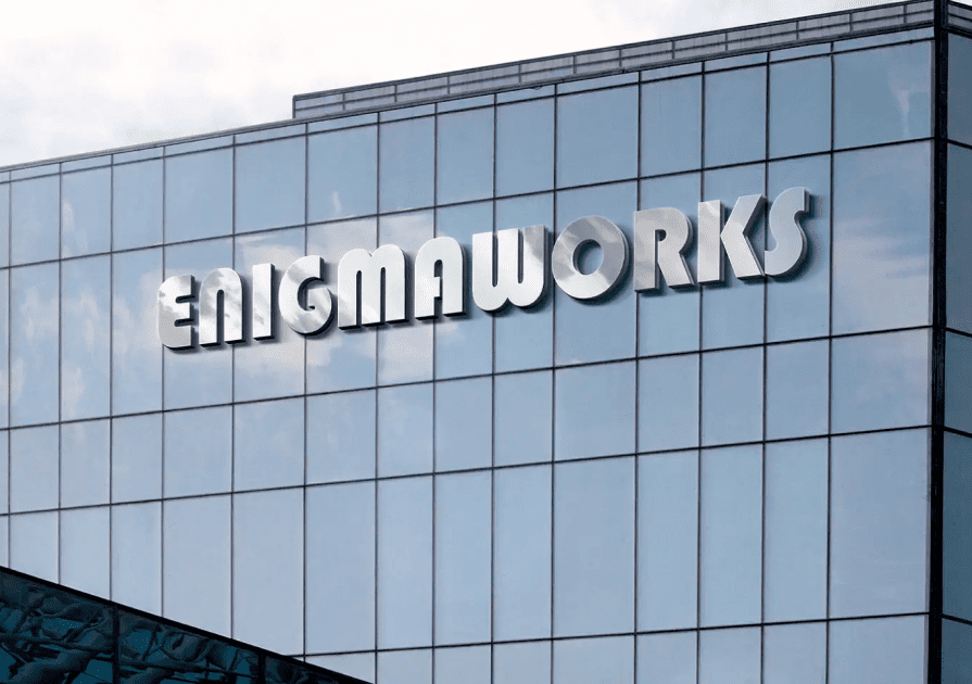 Silvriga profilbokstäver på ett glashus